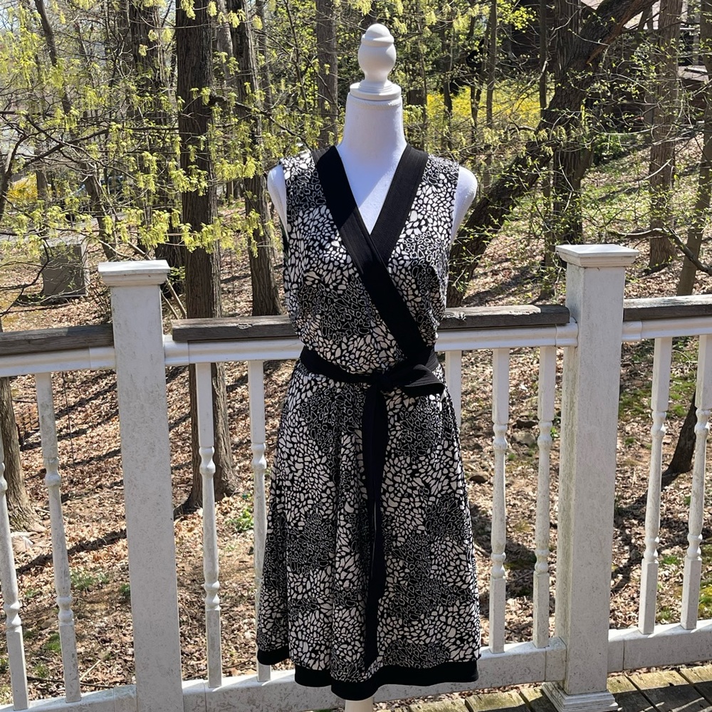 White House Black Market Reversible Sleeveless green/black-white Wrap Dress Sz 8